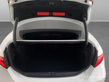 SPOTICAR Alfa Romeo Giulia 2.0t Veloce Auto Euro 6 (s/s) 4dr Used Car - Saloon Petrol White - Birmingham - 800555850_5