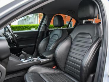 ALFA ROMEO CERTIFIED Alfa Romeo Giulia 2.0t Veloce Auto Euro 6 (s/s) 4dr Used Car - Saloon Petrol White - Nuneaton - 557117_5