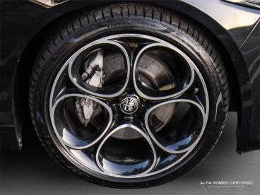 ALFA ROMEO CERTIFIED Alfa Romeo Giulia 2.0t Veloce Auto Euro 6 (s/s) 4dr Used Car - Saloon Petrol Black - Nuneaton - 557624_5