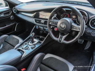 ALFA ROMEO CERTIFIED Alfa Romeo Giulia 2.9 V6 Bi-turbo Quadrifoglio Auto Euro 6 (s/s) 4dr Used Car - Saloon Petrol Black - Nuneaton - 558372_3