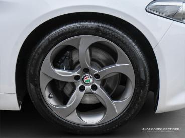 ALFA ROMEO CERTIFIED Alfa Romeo Giulia 2.0t Veloce Auto Euro 6 (s/s) 4dr Used Car - Saloon Petrol White - Nuneaton - 563312_5