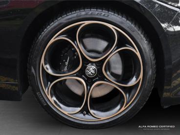 ALFA ROMEO CERTIFIED Alfa Romeo Giulia 2.0t Intensa Auto Euro 6 (s/s) 4dr Used Car - Saloon Petrol Black - Nuneaton - 578153_5