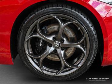 ALFA ROMEO CERTIFIED Alfa Romeo Giulia 2.0t Estrema Auto Euro 6 (s/s) 4dr Used Car - Saloon Petrol Red - Nuneaton - 593392_4