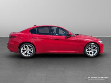 ALFA ROMEO CERTIFIED Alfa Romeo Giulia  Used Car - Saloon Diesel Red - Salford - 602112_2