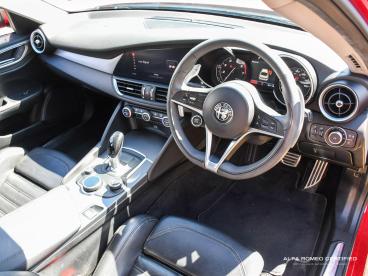 SPOTICAR Alfa Romeo Giulia 2.0t Veloce Auto Euro 6 (s/s) 4dr Used Car - Saloon Petrol Red - Nuneaton - 800602358_3