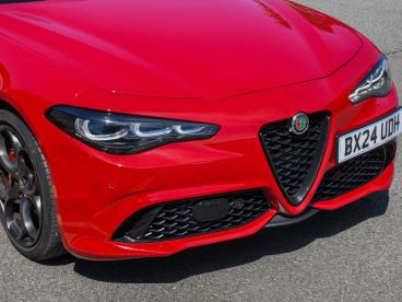 ALFA ROMEO CERTIFIED Alfa Romeo Giulia 2.0t Tributo Italiano Auto Euro 6 (s/s) 4dr Used Car - Saloon Petrol Red - Nuneaton - 605864_3