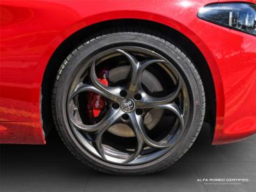 ALFA ROMEO CERTIFIED Alfa Romeo Giulia 2.0t Tributo Italiano Auto Euro 6 (s/s) 4dr Used Car - Saloon Petrol Red - Nuneaton - 605864_4