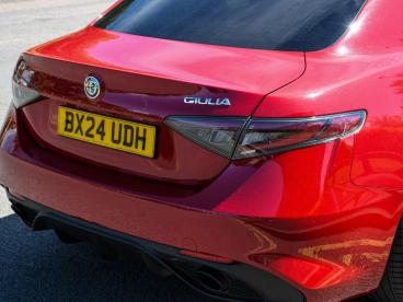 ALFA ROMEO CERTIFIED Alfa Romeo Giulia 2.0t Tributo Italiano Auto Euro 6 (s/s) 4dr Used Car - Saloon Petrol Red - Nuneaton - 605864_5