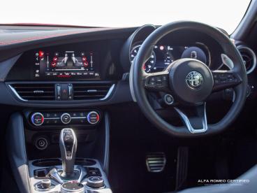 ALFA ROMEO CERTIFIED Alfa Romeo Giulia 2.0t Tributo Italiano Auto Euro 6 (s/s) 4dr Used Car - Saloon Petrol Red - Nuneaton - 606601_3