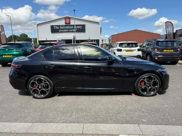 SPOTICAR Alfa Romeo Giulia 2.0t Veloce Auto Euro 6 (s/s) 4dr Used Car - Saloon Petrol Black - Cheltenham - 1200613826_4