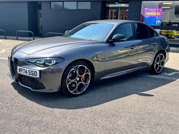 SPOTICAR Alfa Romeo Giulia 2.0t Veloce Auto Euro 6 (s/s) 4dr Used Car - Saloon Petrol Grey - Cheltenham - 1200617525_3