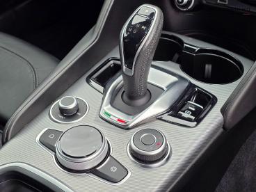 ALFA ROMEO CERTIFIED Alfa Romeo Giulia 2.0t Veloce Auto Euro 6 (s/s) 4dr Used Car - Saloon Petrol Grey - Kidlington - 631650_5