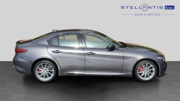 SPOTICAR Alfa Romeo Giulia 2.0t Veloce Auto Euro 6 (s/s) 4dr Used Car - Saloon Petrol Grey - Walton On Thames - 1200633487_2
