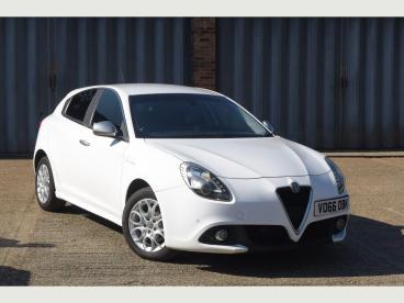 SPOTICAR Alfa Romeo Giulietta 1.6 Jtdm-2 Tecnica Tct Euro 6 (s/s) 5dr Used Car - Hatchback Diesel White - Pulborough - 1200600992_1