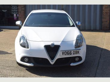 SPOTICAR Alfa Romeo Giulietta 1.6 Jtdm-2 Tecnica Tct Euro 6 (s/s) 5dr Used Car - Hatchback Diesel White - Pulborough - 1200600992_2
