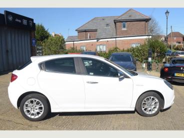 SPOTICAR Alfa Romeo Giulietta 1.6 Jtdm-2 Tecnica Tct Euro 6 (s/s) 5dr Used Car - Hatchback Diesel White - Pulborough - 1200600992_3