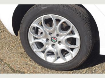 SPOTICAR Alfa Romeo Giulietta 1.6 Jtdm-2 Tecnica Tct Euro 6 (s/s) 5dr Used Car - Hatchback Diesel White - Pulborough - 1200600992_4