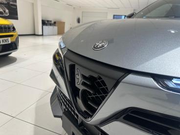 ALFA ROMEO CERTIFIED Alfa Romeo Junior 54kwh Elettrica Speciale Auto 5dr Used Car - Suv Electric Grey - Slough - 534791_4