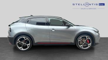 SPOTICAR Alfa Romeo Junior 54kwh Elettrica Veloce Auto 5dr Used Car - Suv Electric Multicolour - Stockport - 1200613688_2