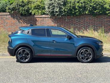 ALFA ROMEO CERTIFIED Alfa Romeo Junior 54kwh Elettrica Speciale Auto 5dr Used Car - Suv Electric Green - Hemel Hempstead - 614998_2