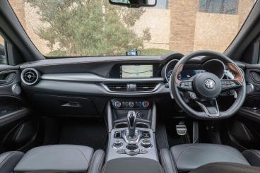 ALFA ROMEO CERTIFIED Alfa Romeo Stelvio 2.0t Intensa Auto Q4 Awd Euro 6 (s/s) 5dr Used Car - Suv Petrol Black - Nuneaton - 618665_3