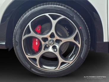 ALFA ROMEO CERTIFIED Alfa Romeo Tonale 1.3 Vgt 15.5kwh Veloce Auto Q4 Awd Euro 6 5dr Used Car - Suv Plug-in Hybrid White - Leicester - 546442_4