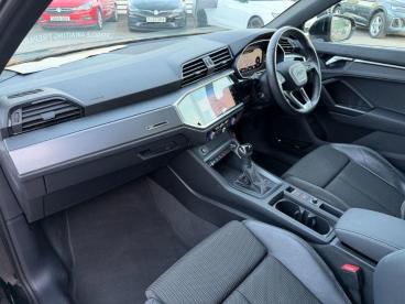 SPOTICAR Audi Q3 1.5 Tfsi Cod 35 S Line S Tronic Euro 6 (s/s) 5dr Used Car - Suv Petrol Black - Billinghay - 1200550590_3