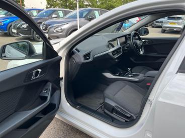 SPOTICAR Bmw 1 Series Serie 1 .5 116d Se (lcp) Dct Euro 6 (s/s) 5dr Used Car - Hatchback Diesel White - Peterborough - 1200622019_2