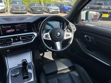 SPOTICAR Bmw 3 Series Serie 3 2.0 330i M Sport Auto Euro 6 (s/s) 4dr Used Car - Saloon Petrol White - Tonbridge - 1200597939_3