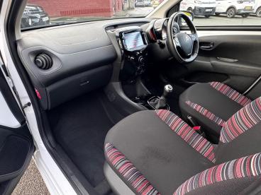 SPOTICAR Citroën C1 1.0 Vti Shine Euro 6 (s/s) 5dr Used Car - City Car Petrol White - Chorley - 1200564086_4