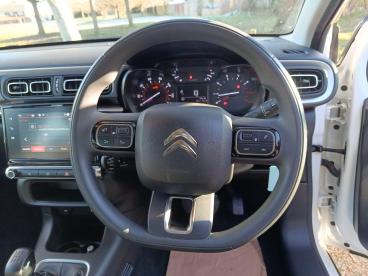 SPOTICAR Citroën C3 1.2 Puretech Shine Euro 6 (s/s) 5dr Used Car - Hatchback Petrol White - Aylesbury - 1200567395_3