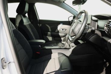 SPOTICAR Citroën C4 1.2 Puretech Shine Euro 6 (s/s) 5dr Used Car - Hatchback Petrol White - Preston - 1200643159_2
