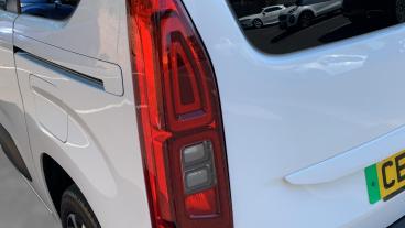 SPOTICAR Citroën Berlingo E-berlingo 50kwh Flair Xtr M Auto 5dr (7.4kw Charger) Used Car - Mpv Electric White - Walton On Thames - 1200626049_5