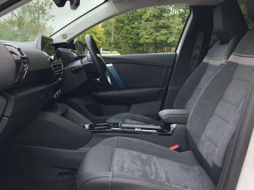 SPOTICAR Citroën C4 X E-c4 X 50kwh Shine Plus Fastback Auto 4dr (7.4kw Charger) Used Car - Suv Electric White - Harrogate - 1200526282_4