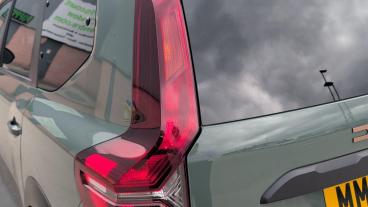 SPOTICAR Dacia Jogger 1.6 Hybrid Extreme Auto Euro 6 (s/s) 5dr Used Car - Mpv Hybrid Green - Liverpool - 1200621191_5