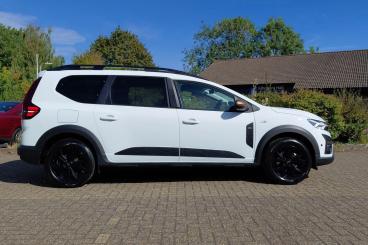 SPOTICAR Dacia Jogger 1.6 Hybrid Extreme Auto Euro 6 (s/s) 5dr Used Car - Mpv Hybrid White - Fareham - 1200628768_2