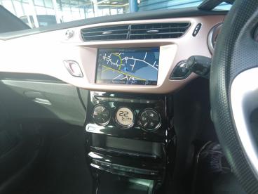 SPOTICAR Ds Ds 3 1.2 Puretech Givenchy Le Makeup Euro 6 (s/s) 3dr Used Car - City Car Petrol White - Barrow In Furness - 1200596741_4