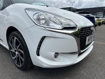 SPOTICAR Ds Ds 3 1.2 Puretech Connected Chic Eat6 Euro 6 (s/s) 3dr Used Car - City Car Petrol White - Poole - 1200600656_3