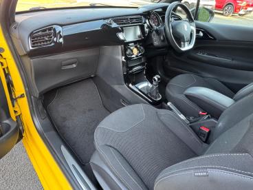 SPOTICAR Ds Ds 3 1.2 Puretech Connected Chic Euro 6 (s/s) 3dr Used Car - City Car Petrol Yellow - Chorley - 1200625996_4