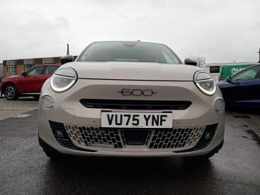 SPOTICAR Fiat 600 1.2 Mhev La Prima E-dct Euro 6 (s/s) 5dr Used Car - Suv Hybrid Beige - Cheltenham - 1200620381_2
