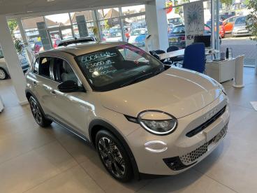 SPOTICAR Fiat 600e 54kwh La Prima Auto 5dr Used Car - Suv Electric Beige - Slough - 1200542582_2