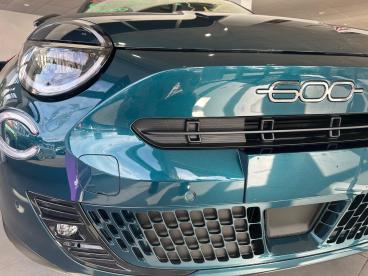 SPOTICAR Fiat 600e 54kwh La Prima Auto 5dr Used Car - Suv Electric Green - Slough - 1200552329_3