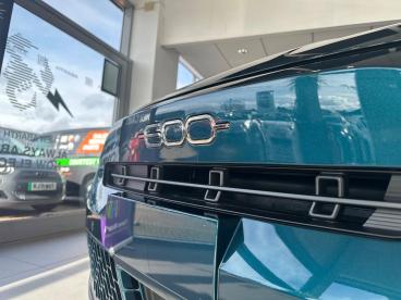 SPOTICAR Fiat 600e 54kwh La Prima Auto 5dr Used Car - Suv Electric Green - Slough - 1200552329_4