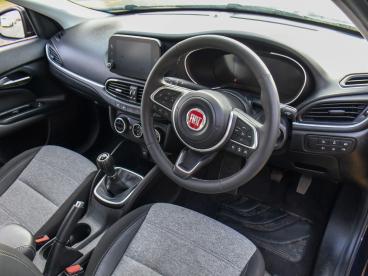 SPOTICAR Fiat Tipo 1.0 Cross Euro 6 (s/s) 5dr Used Car - Saloon Petrol Blue - Nuneaton - 1200573275_4