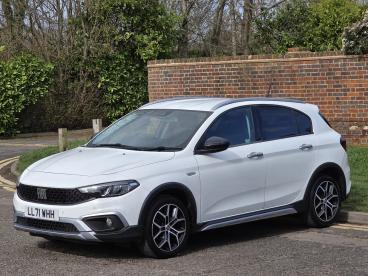 SPOTICAR Fiat Tipo 1.0 Cross Euro 6 (s/s) 5dr Used Car - Saloon Petrol White - Hemel Hempstead - 500573379_3