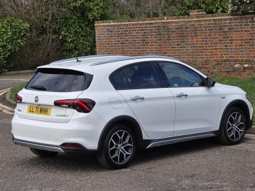SPOTICAR Fiat Tipo 1.0 Cross Euro 6 (s/s) 5dr Used Car - Saloon Petrol White - Hemel Hempstead - 500573379_4