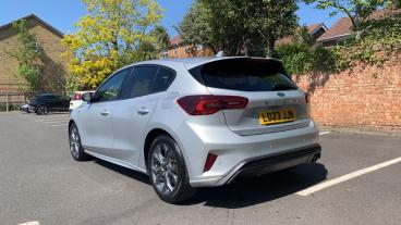 SPOTICAR Ford Focus 1.0t Ecoboost Mhev St-line Dct Euro 6 (s/s) 5dr Used Car - Saloon Hybrid Silver - Walton On Thames - 1200598706_5