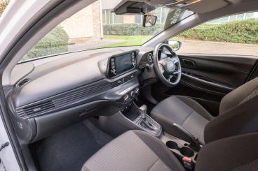 SPOTICAR Hyundai I20 1.0 T-gdi Mhev Se Connect Dct Euro 6 (s/s) 5dr Used Car - Hatchback Hybrid White - Nuneaton - 1200640927_4