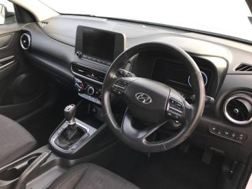 SPOTICAR Hyundai Kona 1.0 T-gdi Mhev Se Connect Euro 6 (s/s) 5dr Used Car - Suv Hybrid White - Bangor - 1200570908_3