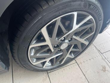 SPOTICAR Hyundai Kona 1.6 H-gdi Premium Dct Euro 6 (s/s) 5dr Used Car - Suv Hybrid Grey - Bridgend - 1200630265_4